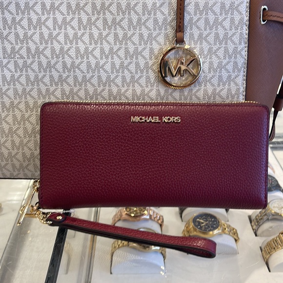 MICHAEL KORS
Leather Continental Wristlet Phone Case Wallet
Oxblood
NWT - Picture 3 of 16